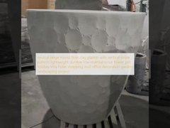 Neutraler beige runder Glasfaserpflanzer mit vertikal gestreiftem Muster Leichtgewicht langlebiger, wartungsarmer Blumentopf Urlaub Villa Hotel Einkaufszentrum Büro Dekoration Garten Landschaftsgestaltungsprojekt