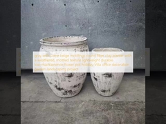 Grau mit einigen beigefarbenen Flecken um den Faser-Ton-Pflanztopf mit einer verwitterten, gesprenkelten Textur, leicht, langlebig, pflegeleicht, Blumentopf, Ferienvilla, Bürodekoration, Gartenlandschaftsbauprojekt