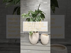 Neutral beige zylindrische Glasfaserpflanzer mit komplizierten Blumendetails Leichtgewicht langlebig wartungsarmer Blumentopf Urlaub Villa Büro Dekoration Garten Landschaftsgestaltung Projekt