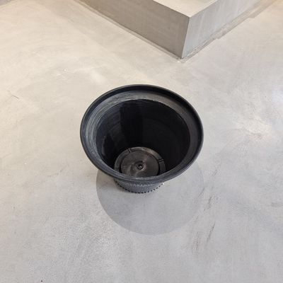 Kunststoff-Blumenkrug mit Drainage-Loch