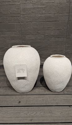 Entwässerungslöcher in einem runden Faserzementtopf Ein Muss für Pflanzenliebhaber