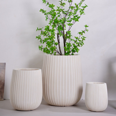 Neutral beige rundes Glasfaserplanter mit vertikalen Linienmuster leichtgewichtig langlebig wartungsarmer Blumentopf Ferienvilla Hotel Einkaufszentrum Büro Dekoration Garten Landschaftsgestaltung Projekt