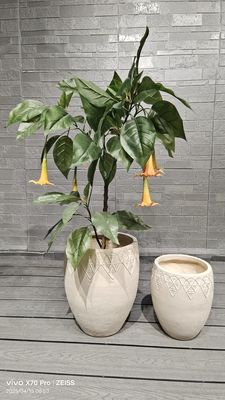 Komplexe Blumendekoration Neutralbeige Zylinder aus Glasfaser Leichtgewichtspflanzer