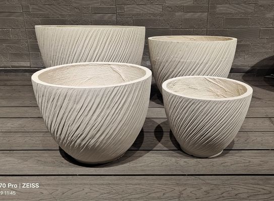 Fließende gestreifte Effekt zeitgenössischer Look Weiß Runder Glasfaser Plantagen